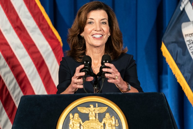  - 通過州長 Hochul 的 2163 億美元預算提案為紐約市的賭場賭博