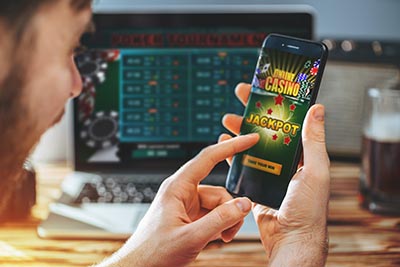Man celebrating victory after making bets at bookmaker website - 選擇真人 娛樂城 時要考慮什麼 - 娛樂城 - 選擇真人 娛樂城 時要考慮什麼
